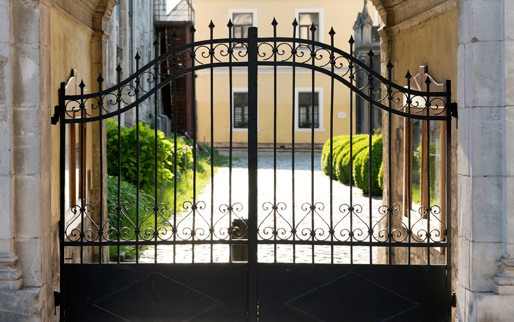 grande-cancello-antico-in-ferro-battuto