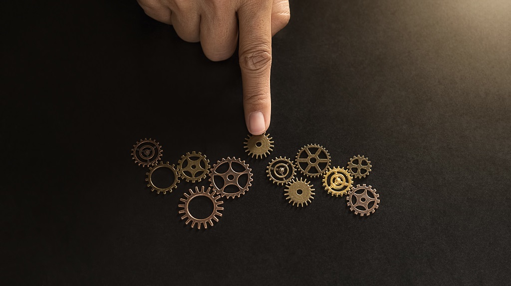 mano di agente immobiliare connette degli ingranaggi