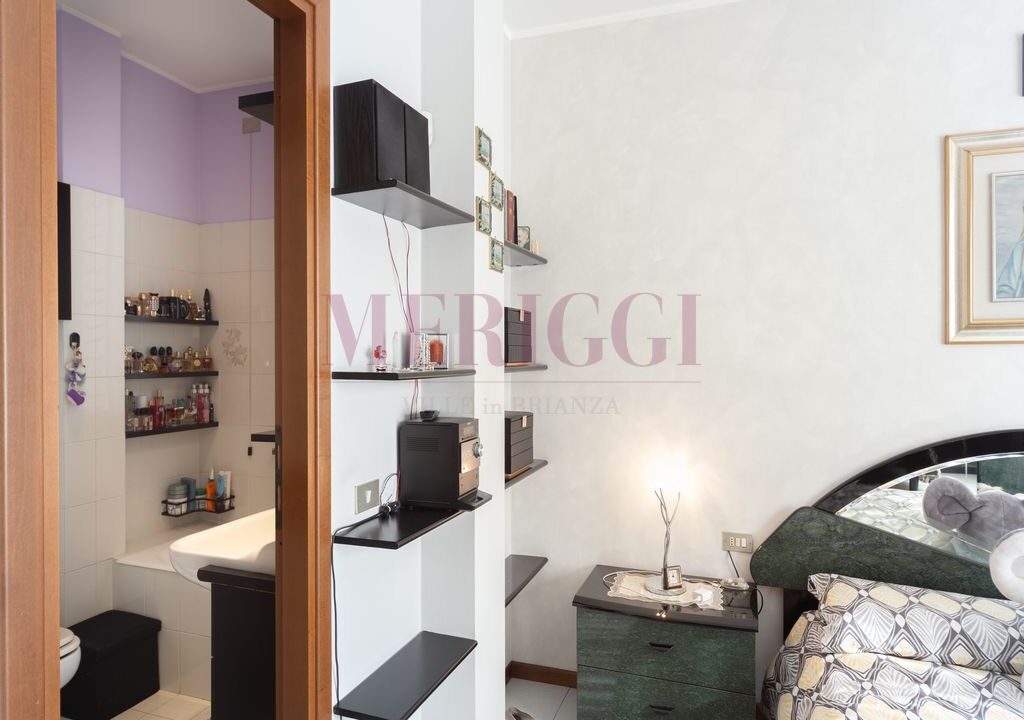 ingresso bagno e parete camera. Calolziocorte villa in vendita.