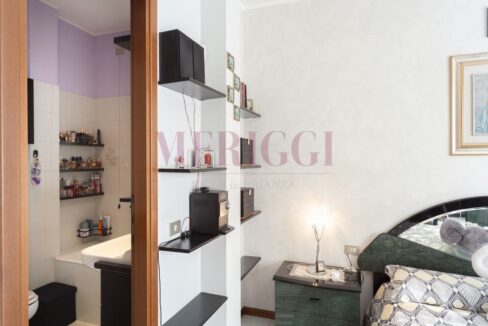 ingresso bagno e parete camera. Calolziocorte villa in vendita.