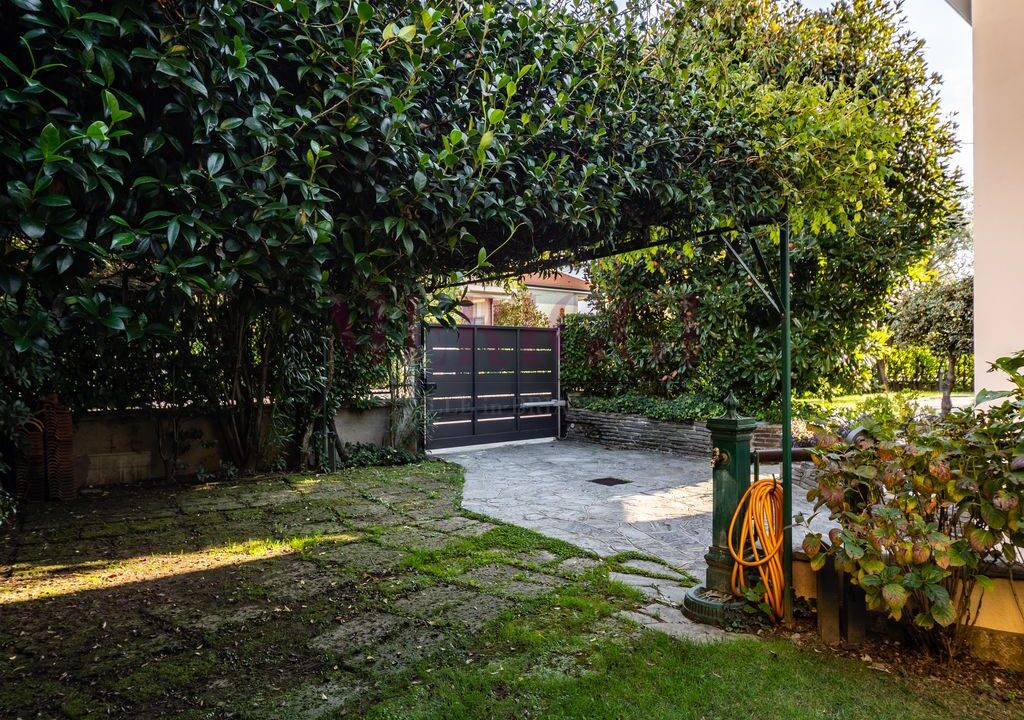 ingresso carraio - arcore - villa in vendita - meriggi
