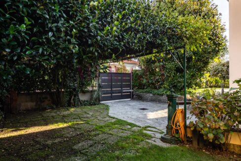 ingresso carraio - arcore - villa in vendita - meriggi