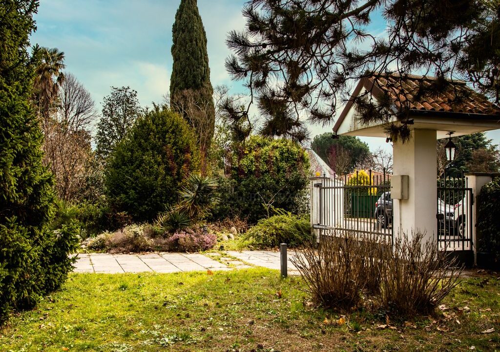ingresso e cancello - villa casatenovo montecarmelo - meriggi