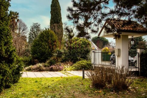 ingresso e cancello - villa casatenovo montecarmelo - meriggi