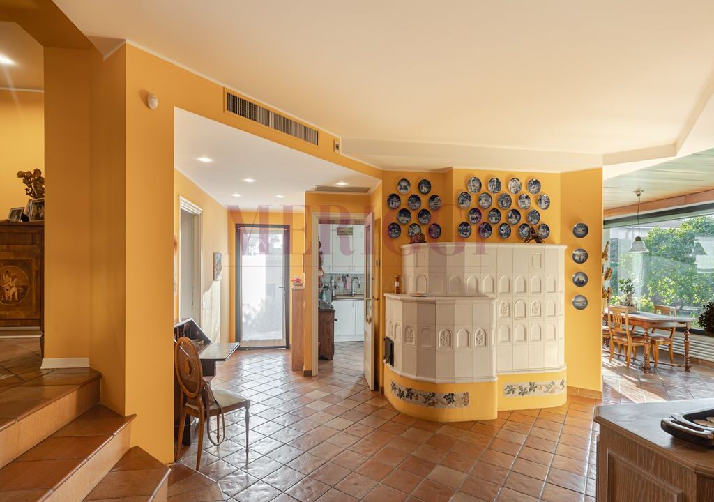 ingresso e vista su stufa e sala da pranzo - arcore - villa in vendita - meriggi