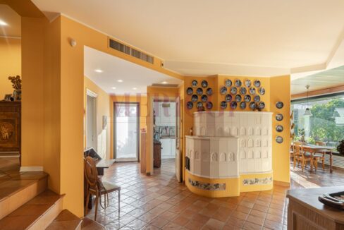 ingresso e vista su stufa e sala da pranzo - arcore - villa in vendita - meriggi