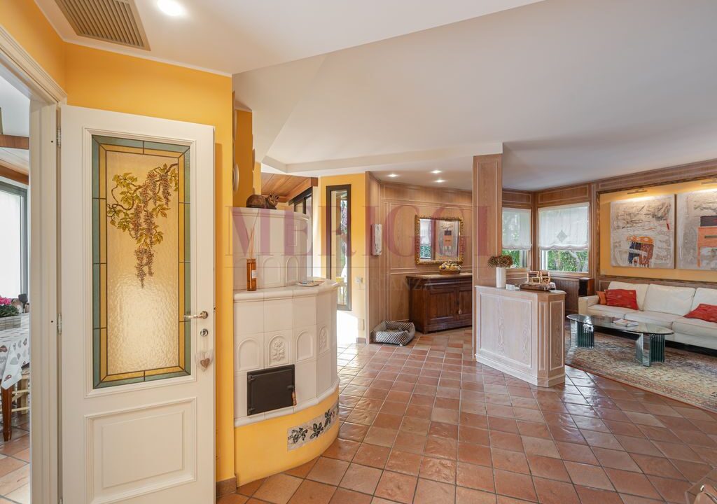 ingresso e vista sul salone con stufa - arcore - villa in vendita - meriggi