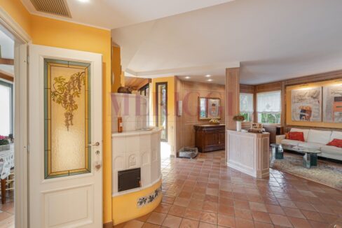 ingresso e vista sul salone con stufa - arcore - villa in vendita - meriggi