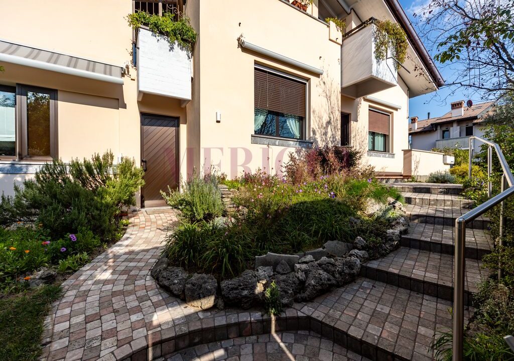 ingresso esterno e vialetti pedonali - arcore - villa in vendita - meriggi