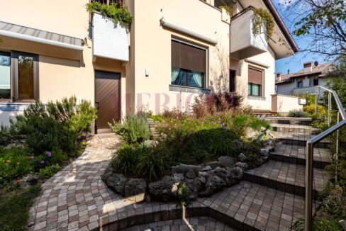 ingresso esterno e vialetti pedonali - arcore - villa in vendita - meriggi