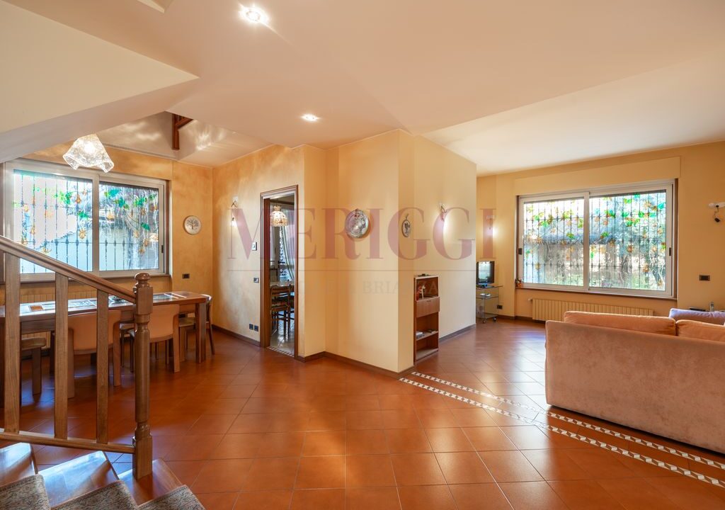 ingresso-vista-sul-salotto-e-sulla-zona-pranzo.-Villa-a-Seregno-proposta-da-Meriggi