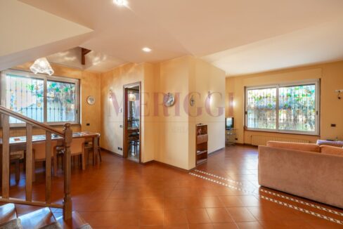 ingresso-vista-sul-salotto-e-sulla-zona-pranzo.-Villa-a-Seregno-proposta-da-Meriggi