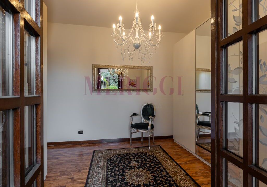 locale guardaroba con sedia - villa oreno - vendita - meriggi