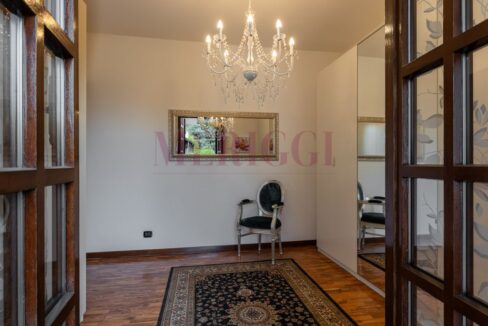 locale guardaroba con sedia - villa oreno - vendita - meriggi