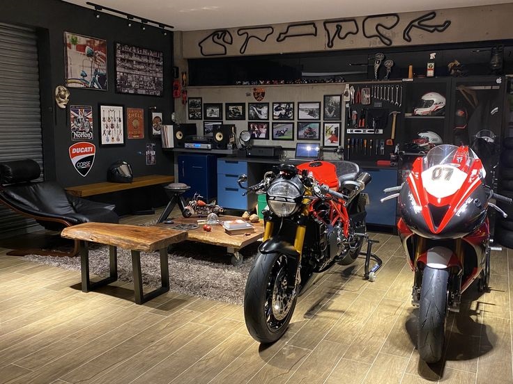 man-cave-garage-con-moto-e-divani