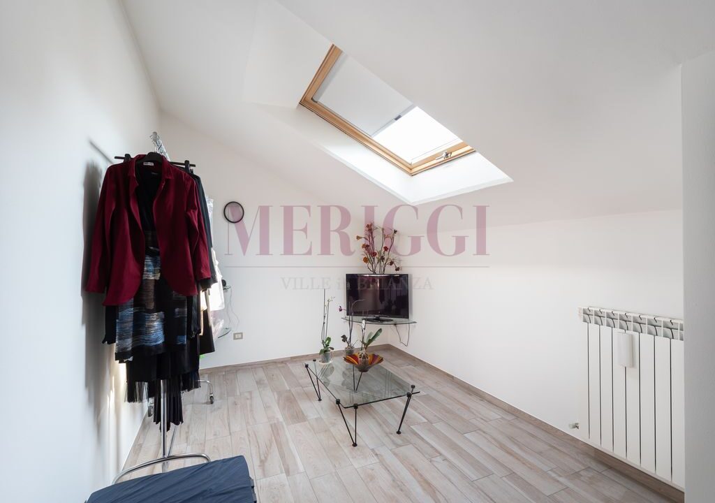 mansarda con lucernaio. villa a Calolziocorte. Meriggi
