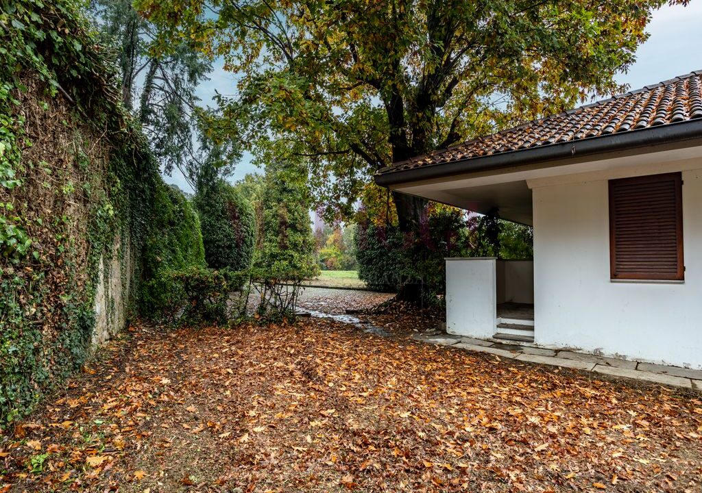 mura di cinta e giardino nord - villa alzate brianza - vendita - meriggi