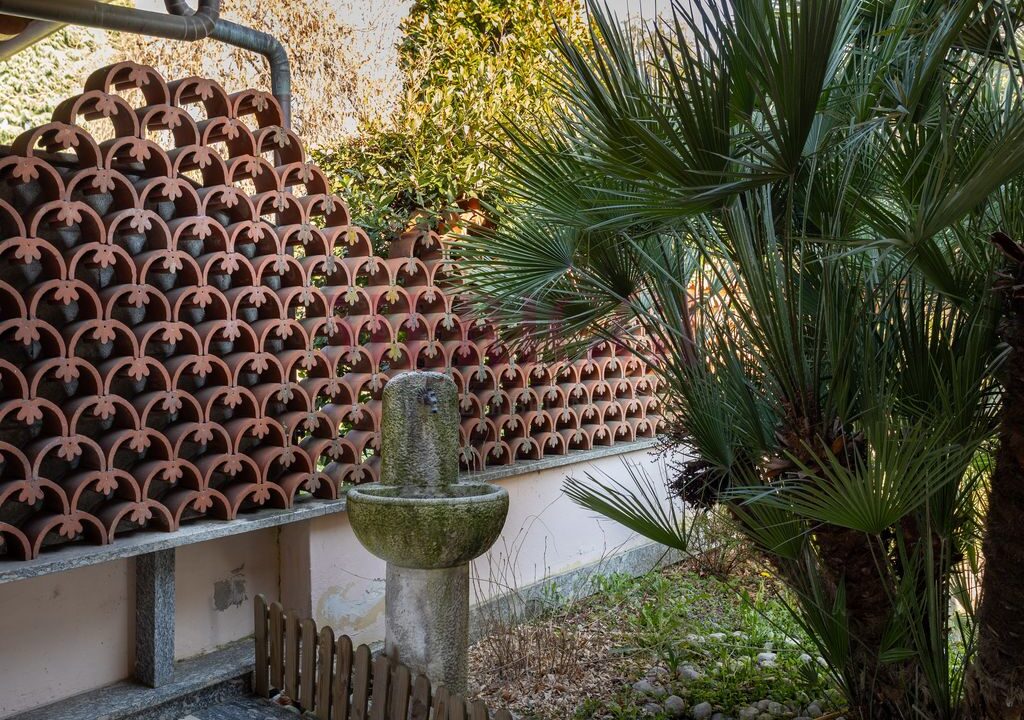 muro di confine decorato con fontana in pietra, meriggi villa in vendita a seregno