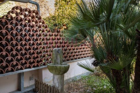 muro di confine decorato con fontana in pietra, meriggi villa in vendita a seregno