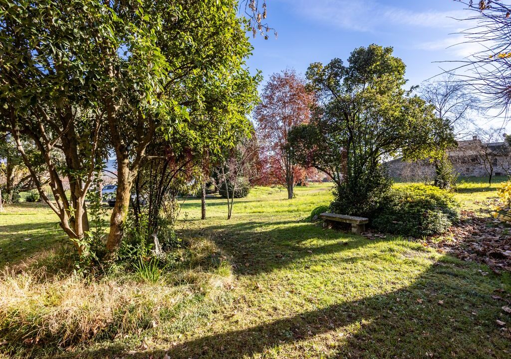parco con alberi e panchina - villa epoca erba - vendita - meriggi
