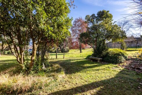 parco con alberi e panchina - villa epoca erba - vendita - meriggi