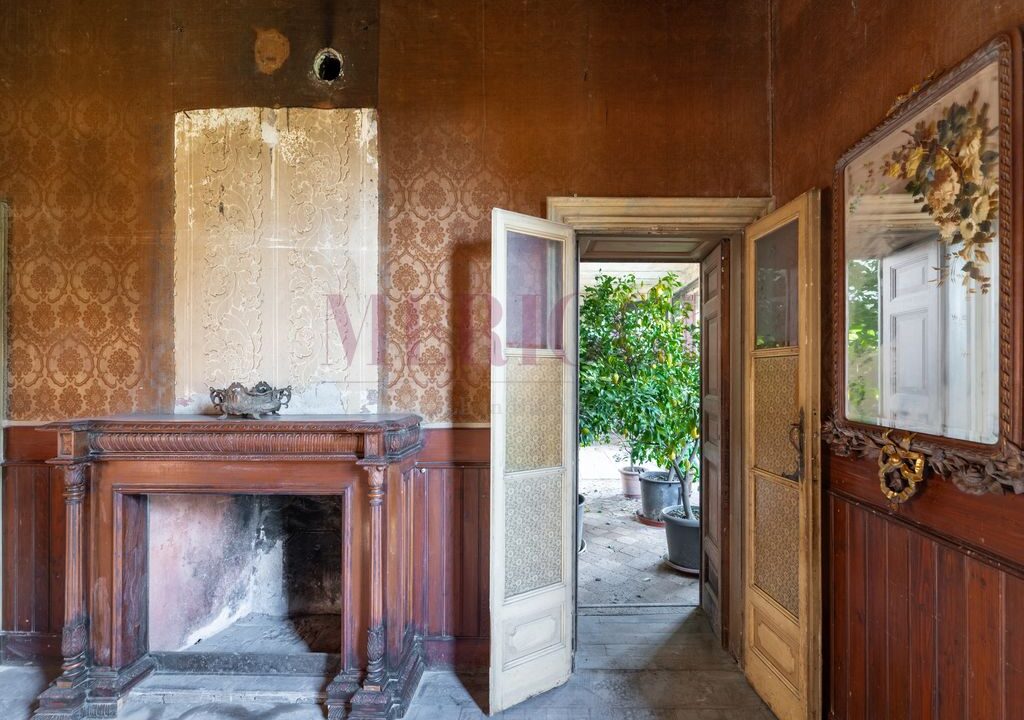 parete con camino e accesso limonaia - villa epoca erba - vendita - meriggi