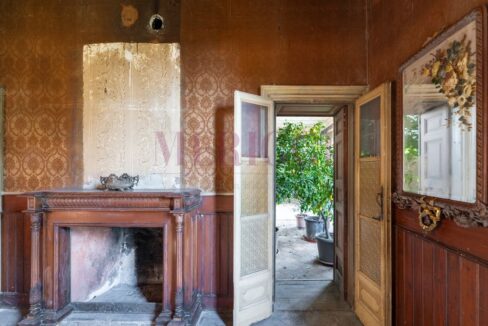 parete con camino e accesso limonaia - villa epoca erba - vendita - meriggi