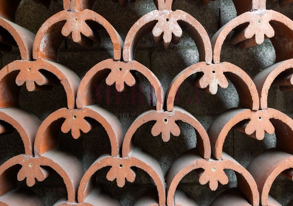 particolare del decoro muro di recinzione