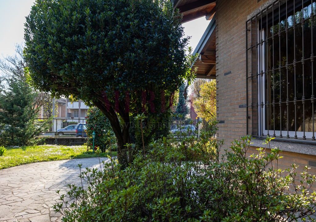 particolare della facciata e giardino lato sud