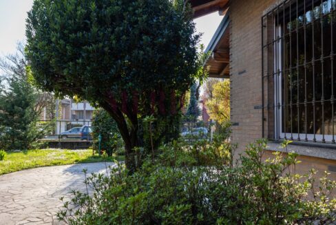 particolare della facciata e giardino lato sud