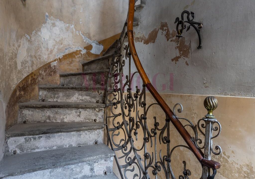 particolare scala di servizio - villa epoca erba - vendita - meriggi