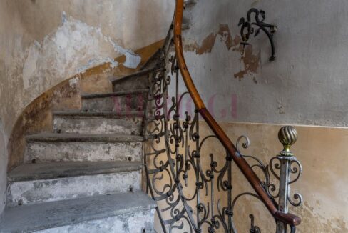 particolare scala di servizio - villa epoca erba - vendita - meriggi