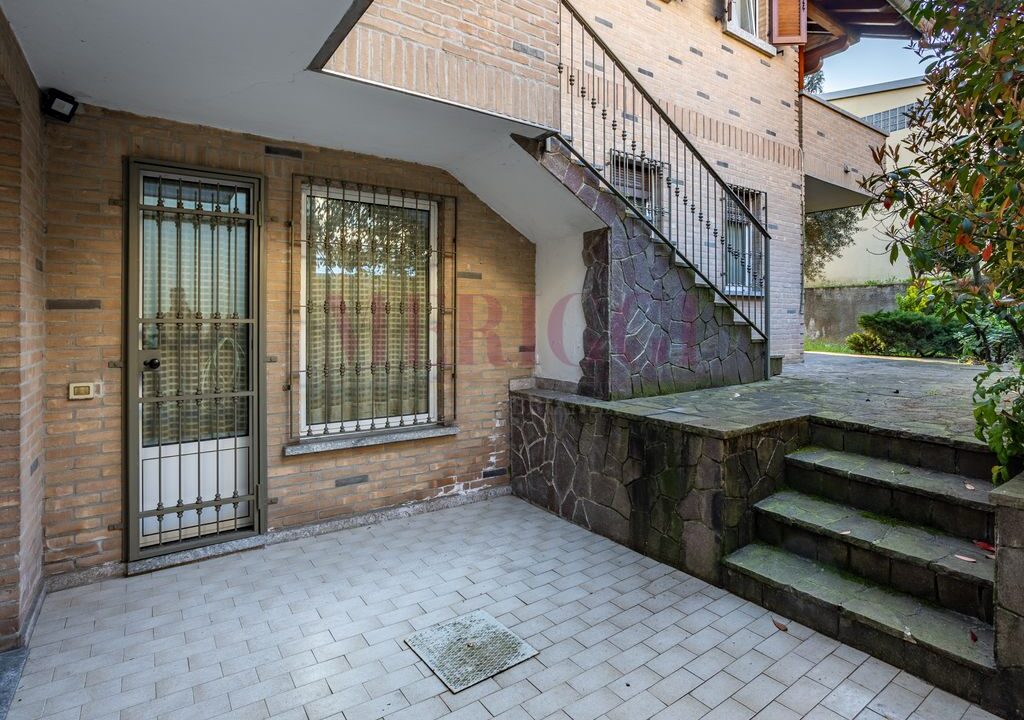 patio e ingresso della taverna sul retro della villa di seregno