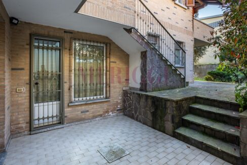 patio e ingresso della taverna sul retro della villa di seregno