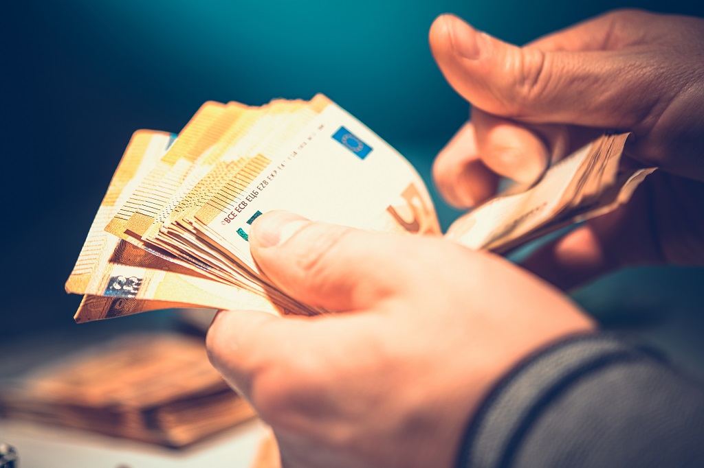 mani contano banconete di euro