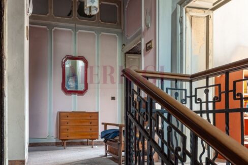 pianerottolo primo piano - villa Asso - vendita - Meriggi