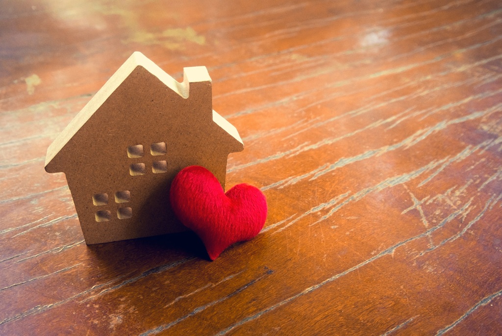 piccola-casa-con-accanto-un-cuore