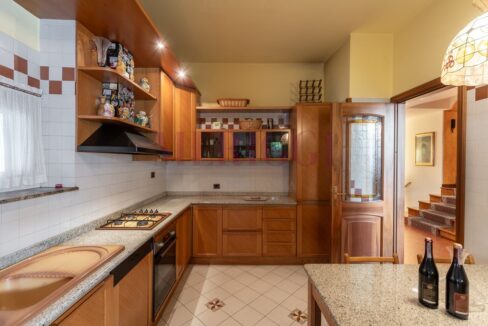 porta ingresso della cucina e arredi, villa a Seregno, Meriggi