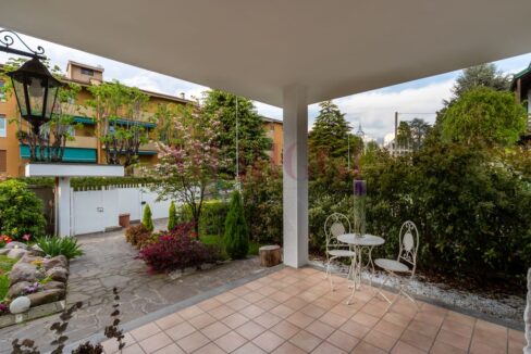 porticato di ingresso - villa oreno - vendita - meriggi