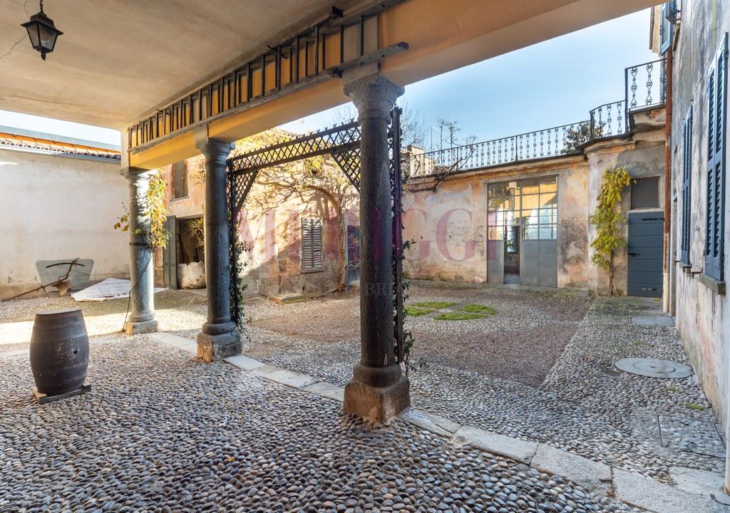 portico e corte interna - villa epoca erba - vendita - meriggi