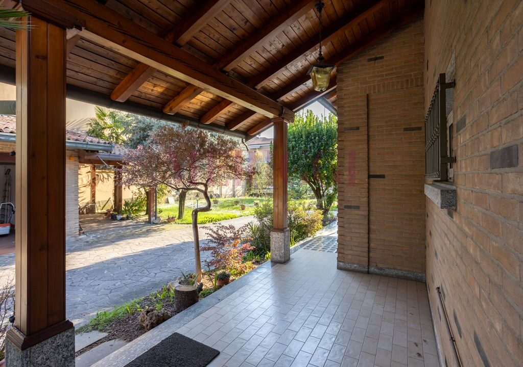 portico e vista verso il giardino, seregno via valassina.