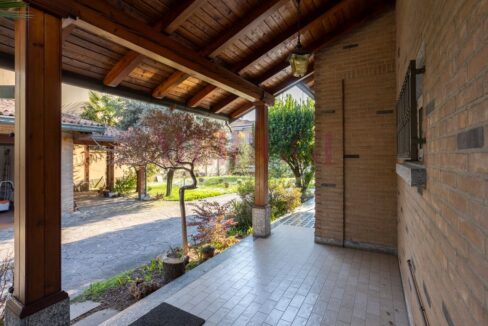 portico e vista verso il giardino, seregno via valassina.