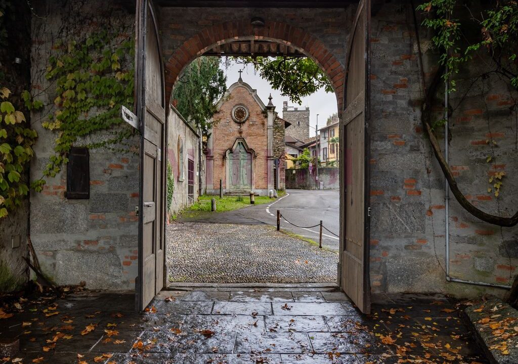 portone ingresso vista interna - villa alzate brianza - vendita - meriggi