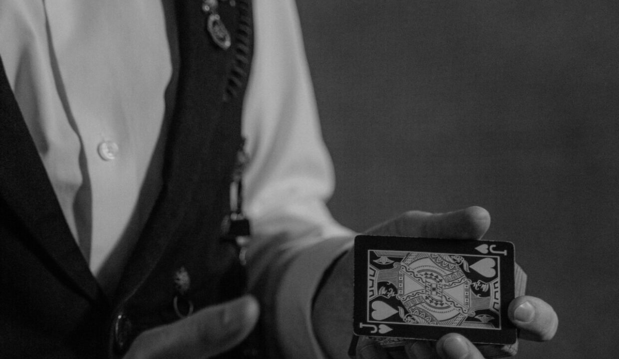 prestigiatore con carte da gioco