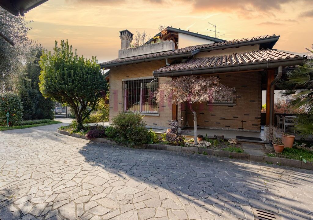 primo piano della villa a seregno lato ovest, in vendita, meriggi