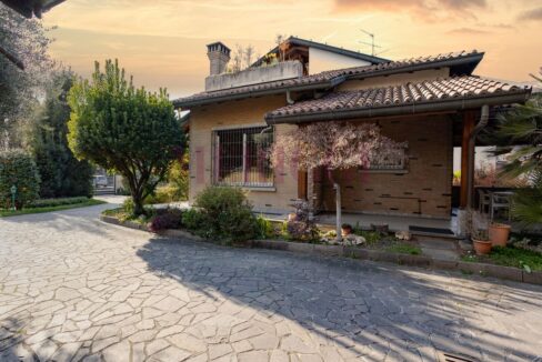 primo piano della villa a seregno lato ovest, in vendita, meriggi