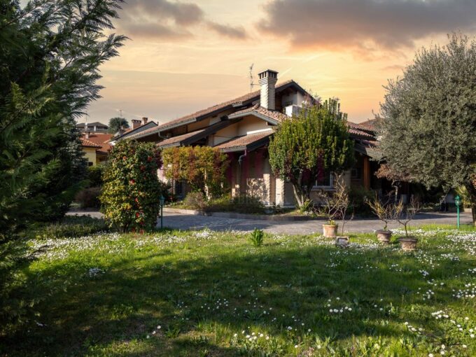 primo piano della villa in via valassina a seregno con vista del giardino