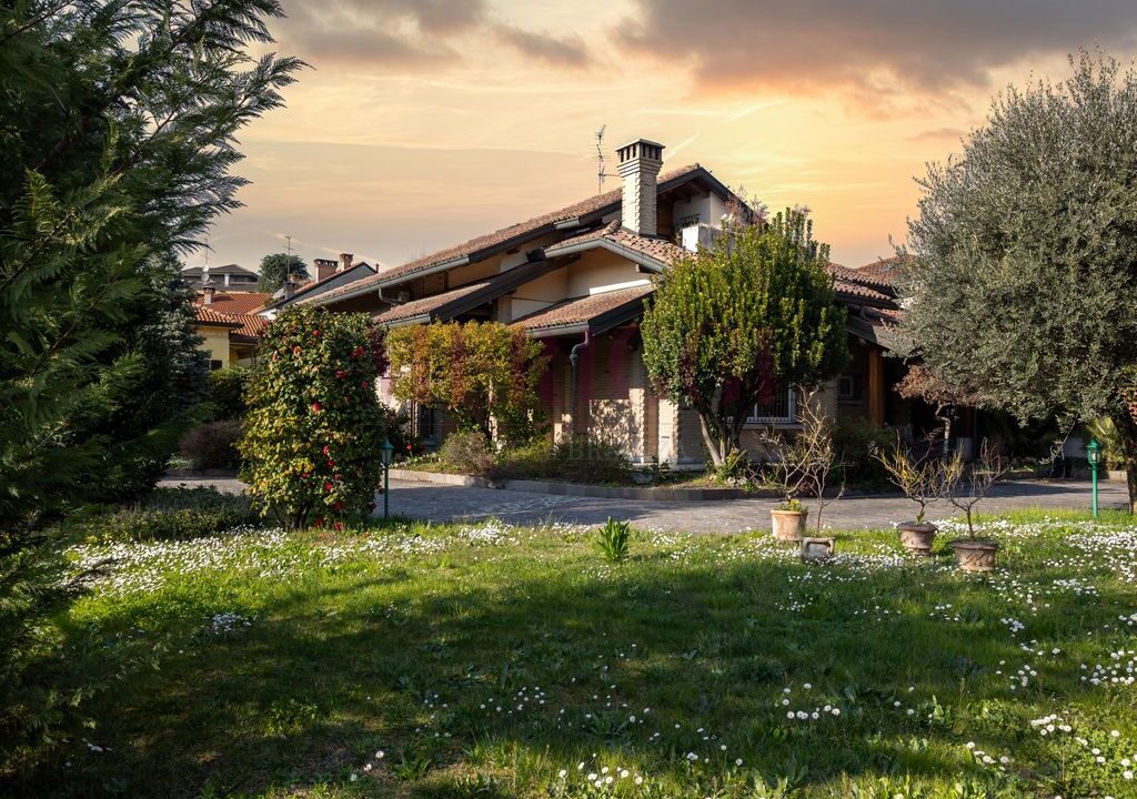 primo piano della villa in via valassina a seregno con vista del giardino