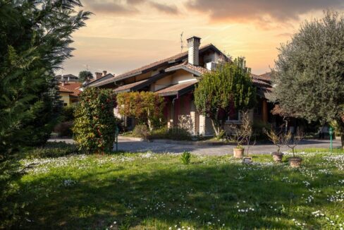 primo piano della villa in via valassina a seregno con vista del giardino