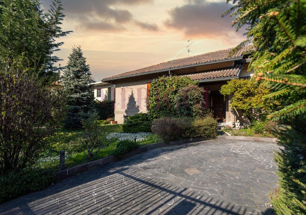 primo piano sul vialetto carraio e sullo sfondo la facciata lato ovest